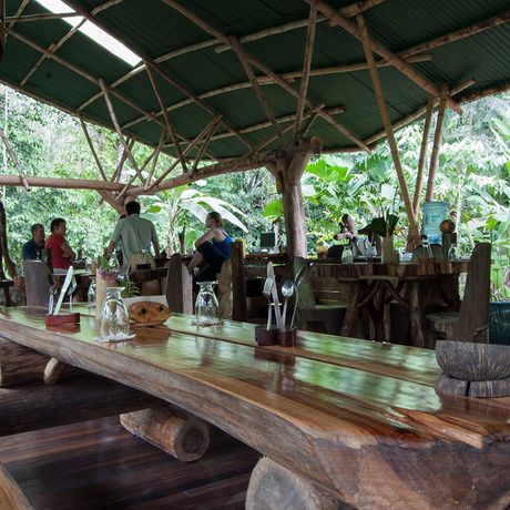 Blicka uf den Essbereich der Duschungel-Lodge Danta Corcovado