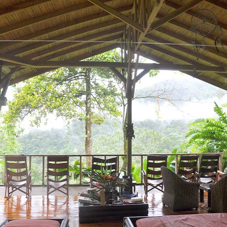 Ausblick von einer Terrasse der Dschungel-Lodge Pacuare Outdoor Center