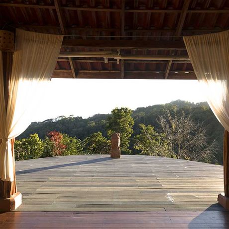 Blick auf die Yoga Plattform der Dschungel-Lodge Luna Lodge 