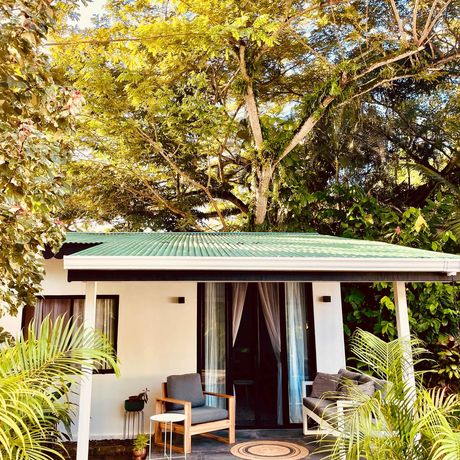 Hotel La Prometida Casa Marea Frontansicht Haus mit Loungeecke