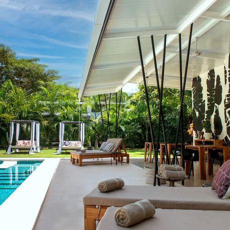 Hotel La Prometida Galerie Seitenansicht Poolbereich mit Liegen