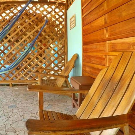 Blick auf die Terrasse einer Colibri Cabina in der Strandunterkunft Banana Azul