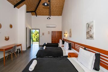 Hotel Yuli Dreibettzimmer Betten dunkel