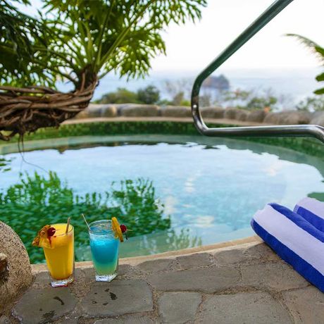 Blick auf den Whirlpool des Hotels Parador Resort & Spa