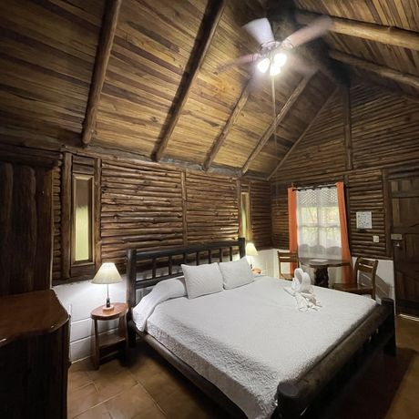 Ökolodge Arenal Oasis Bungalow Blick ins Schlafzimmer mit Sitzgelegenheit