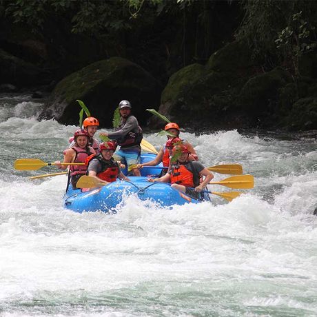 Blick auf eine Ausflugsgruppe beim Rafting auf dem Fluss Pacuare III-IV