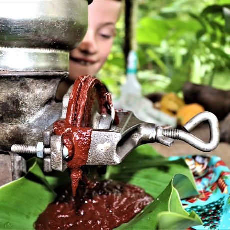 Blick auf frische, fluessige Schokolade in Costa Rica