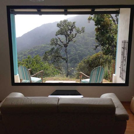 Blick aus dem Wohnzimmer des Bungalows Master Suite in der Dantica Cloud Forest Lodge
