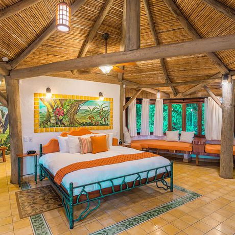 Finca Rosa Blanca Villa Doppelbett Sitzecke Blick auf ein Doppelbett
