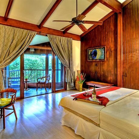 Blick in ein Premiumzimmer des Hotels Monteverde Lodge