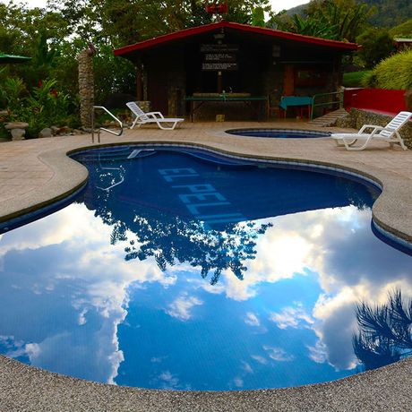 Poolbereich der Pension Montaña el Pelícano 