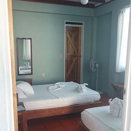 Blick in das Schlafzimmer des Familienzimmers der Pension Casa Marbella