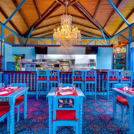 Farbenfroher Speisesaal des Resort Nayara