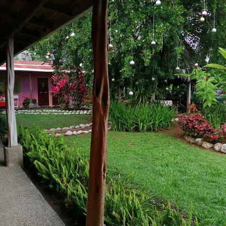 Überdachter Aussenbereich der Cabinas Marcelina mit direktem Anschluss an den Garten