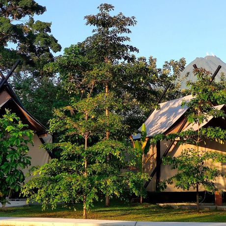 Arenal Glamping Galerie Blick auf Zelte und Vulkan