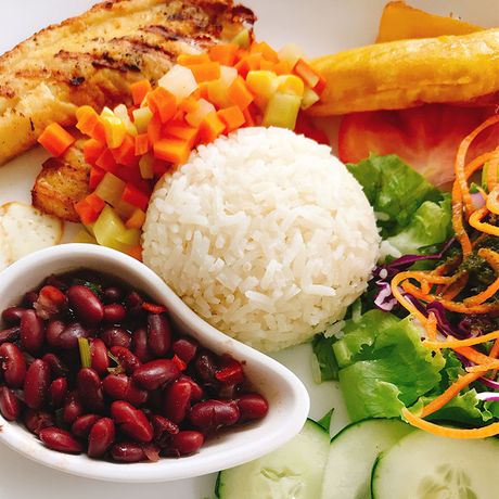 In Costa Rica wird täglich Reis und Bohnen gegessen. Lediglich die Beilagen variieren. 