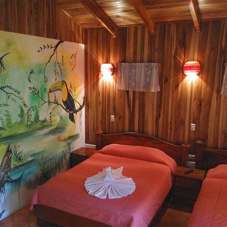 Blick auf die Betten eines Standardzimmers in der Pension Monteverde Villa Lodge