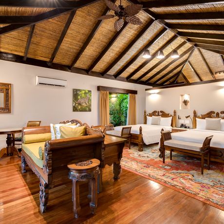 Hotel Rio Celeste Hideaway Deluxe Waldblick Zimmer mit zwei großen Einzelbettten und Sitzbereichen