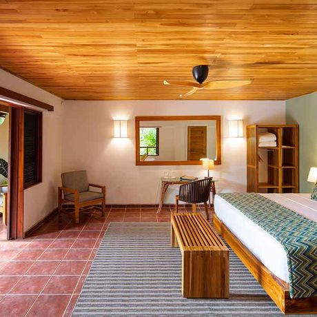 Standardzimmer mit Meerblick 03 der El Remanso Rainforest Wildlife Lodge