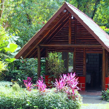 Ökolodge Arenal Oasis Galerie Frontansicht Hütte mit Garten