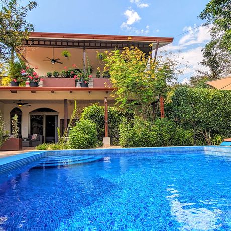 B&B Jardín de los Monos Pool grün Blick auf einen Pool