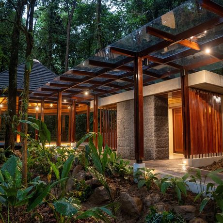 Hotel Rio Celeste Hideaway Galerie Säulengangen im Außenbereich der Unterkunft