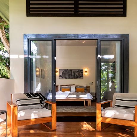 Hotel La Prometida Suite Cambria Sicht auf Terrasse mit Stühlen