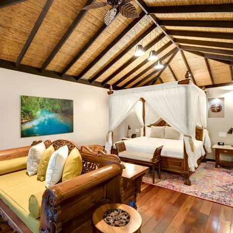 Hotel Rio Celeste Hideaway Deluxe Gartenblick Blick auf Sitzbereich und Bett