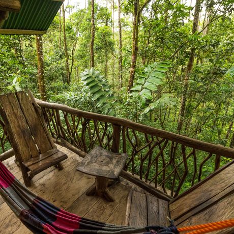 La Tigra Rainforest Lodge Galerie Blick auf Balkon mit Hängematte