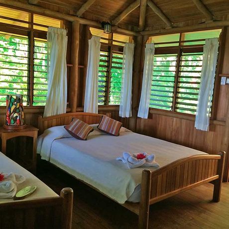 Blick auf zwei Betten im Deluxebungalow in der Dschungel-Lodge La Cusinga Lodge