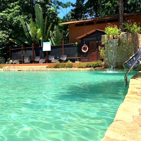 Blick auf den Pool der Dschungel-Lodge Rana Ronja