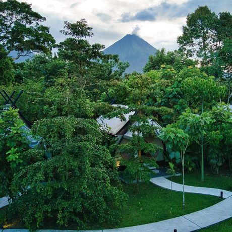 Arenal Glamping Galerie Sicht auf Zelte und Vulkan
