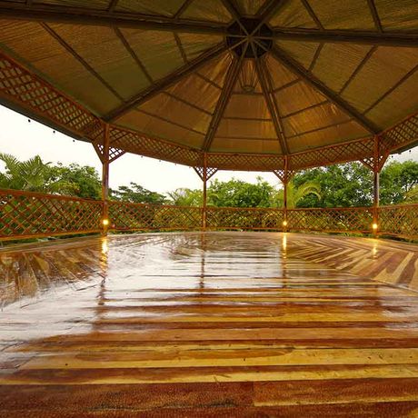 Blick auf  Yogapavillon der Heliconias Nature Lodge
