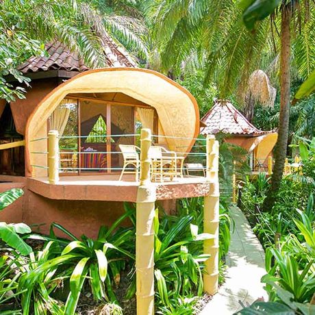 Dschungel-Lodges weisen oftmals ein individuelles Design auf.