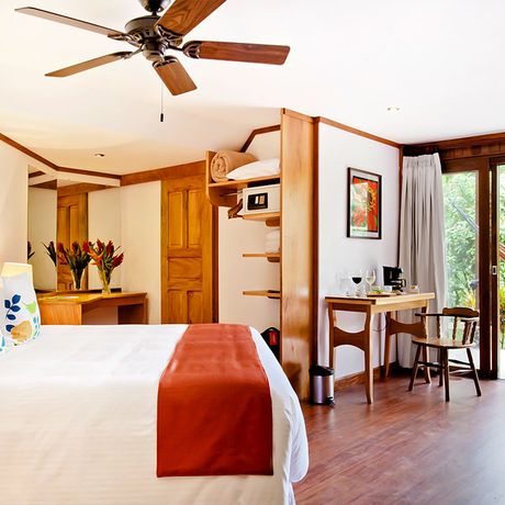 Blick in ein Gartenzimmer des Hotels Monteverde Lodge