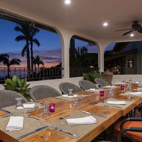Gedeckter Esstisch  mit Blick aufs Meer im Hotel Parador Resort & Spa