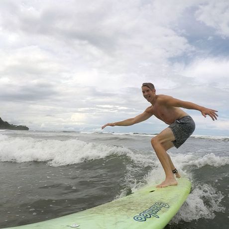 Ein junger Mann surft im Pazifik an der Küste Ballenas. 
