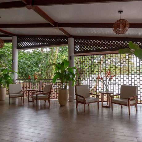 Aninga Lodge Stühle Blick auf Stühle