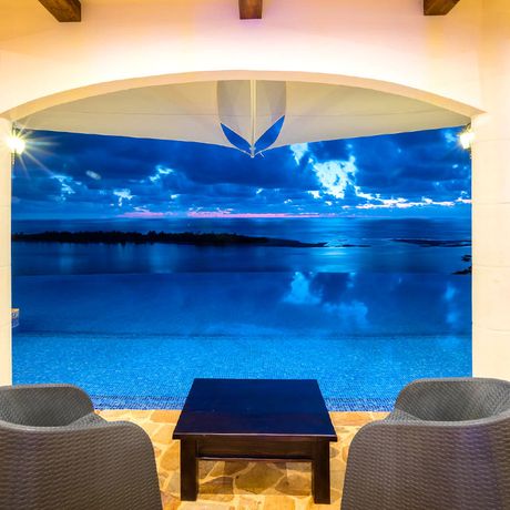 Blick auf den Infinity-Pool des Boutique-Hotels El Castillo 