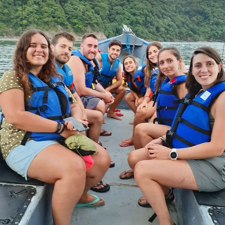Blick auf eine Ausflugsgruppe bei der Wanderung im Curú Naturschutzgebiet