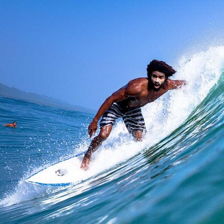 Blick auf einen Surfer beim Surfkurs in der Karibik
