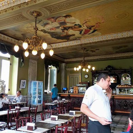 Blick in ein Café beim Tagesausflug San Josés Geschichte und die Bedeutung von Kaffee kennenlernen