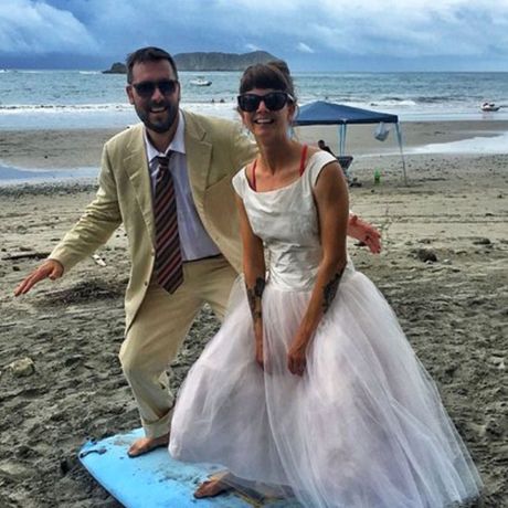 Blick auf ein Hochzeitspaar beim Surfen am Strand von Manuel Antonio