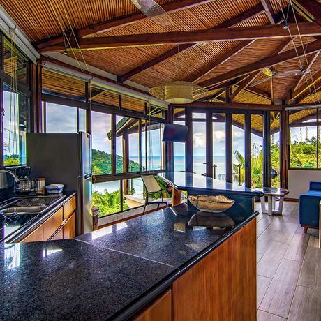 Blick in die Küche eines Luxusapartments im Ferienhaus Tulemar Resort