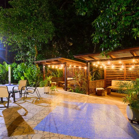 Aninga Lodge Sitzecken draußen Blick auf Sitzecken draußen
