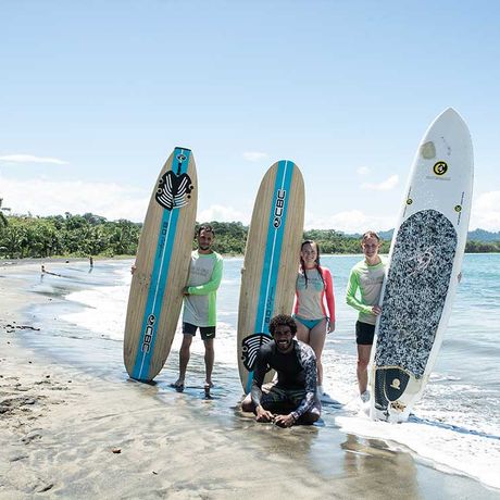 Blick auf eine Surfergruppe beim Surfkurs in der Karibik