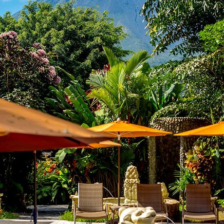 Blick auf den Pool des Resort Nayara mit Vulkan Arenal im Hintergrund
