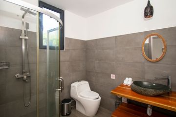 Hotel Yuli Dreibettzimmer Badezimmer