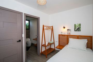 Hotel Yuli Familienzimmer Bett Badezimmer