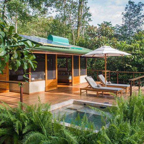 Blick auf die Terrasse der Guinda Deluxe der El Remanso Rainforest Wildlife Lodge mit Pool